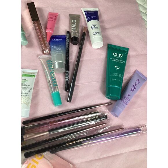 Luxury Cosmetics & Tools Lot With Brushes Sponges Skincare & Makeup products new - Picture 3 of 4